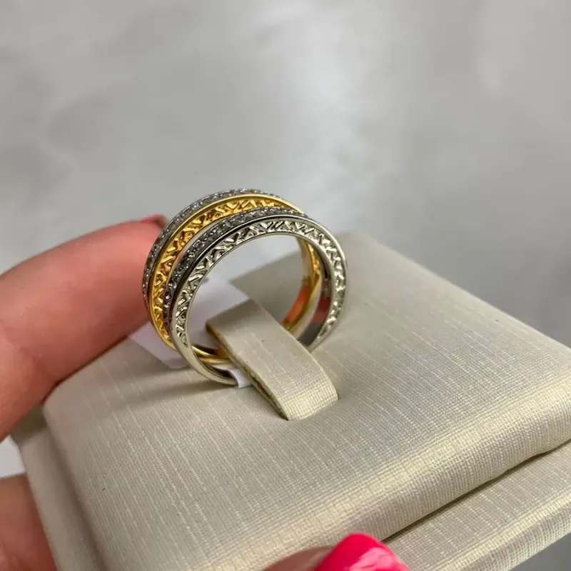 ANEL BASE ALTO COM DETALHES CRAVEJADO ZIRC C/ APLI RB.- Nª18- BANHADO A OURO 18K ANEL BASE ALTO COM DETALHES CRAVEJADO ZIRC C/ APLI RB.- Nª18- BANHADO A OURO 18K