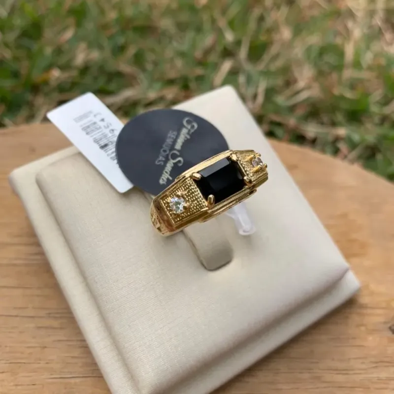 ANEL MASCULINO ALTO COM ZIRCONIA CENTRAL PRETA Nª22 - BANHADO A OURO 18K ANEL MASCULINO ALTO COM ZIRCONIA CENTRAL PRETA Nª22 - BANHADO A OURO 18K