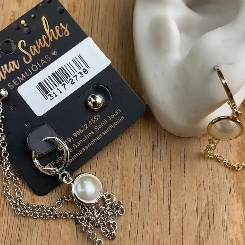 BRINCO 2 FUROS CORRENTE DUPLA PÉROLA MÉDIA E BOLINHA- BANHADO A RÓDIO BRANCO BRINCO 2 FUROS CORRENTE DUPLA PÉROLA MÉDIA E BOLINHA- BANHADO A RÓDIO BRANCO