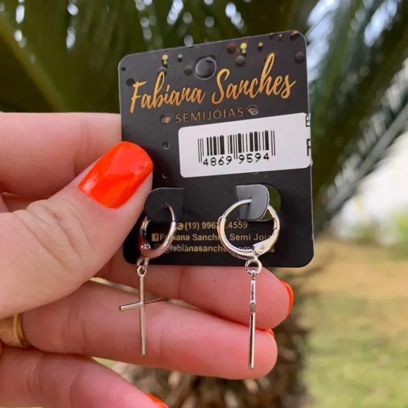 BRINCO ARGOLA COM PENDURICALHO CRUZ PALITO MÉDIA - BANHADO A RÓDIO BRANCO BRINCO ARGOLA COM PENDURICALHO CRUZ PALITO MÉDIA - BANHADO A RÓDIO BRANCO