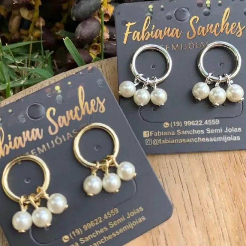 BRINCO ARGOLA COM TRIO DE PÉROLAS PENDURADA- BANHADO A OURO 18K BRINCO ARGOLA COM TRIO DE PÉROLAS PENDURADA- BANHADO A OURO 18K