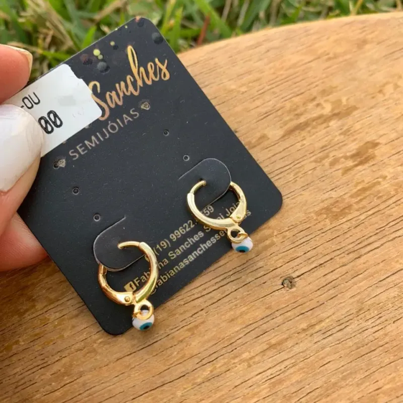 BRINCO ARGOLA OLHO GREGO FRENTE E VERSO PENDURADO MINI - BANHADO A OURO 18K BRINCO ARGOLA OLHO GREGO FRENTE E VERSO PENDURADO MINI - BANHADO A OURO 18K