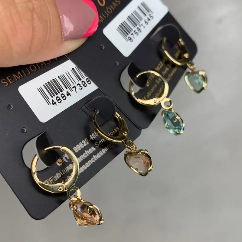 BRINCO ARGOLINHA COM CORAÇÃO PENDURADO CRISTAL AZUL - BANHADO A OURO 18K BRINCO ARGOLINHA COM CORAÇÃO PENDURADO CRISTAL AZUL - BANHADO A OURO 18K