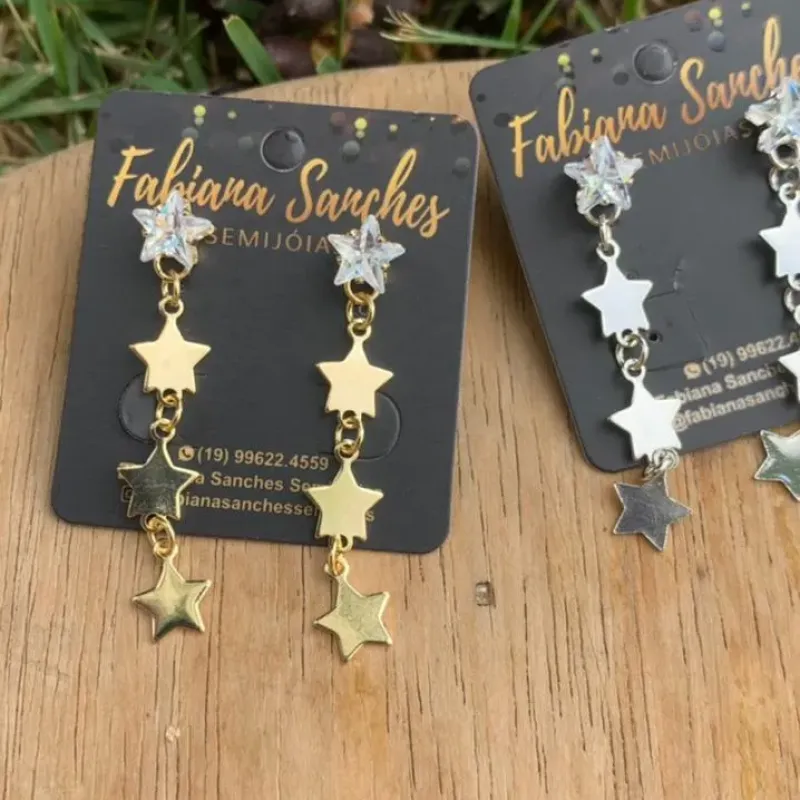 BRINCO MÉDIO ESTRELA ZIRCONIA COM ESTRELAS LISAS PENDURADAS - BANHADO A OURO 18K BRINCO MÉDIO ESTRELA ZIRCONIA COM ESTRELAS LISAS PENDURADAS - BANHADO A OURO 18K