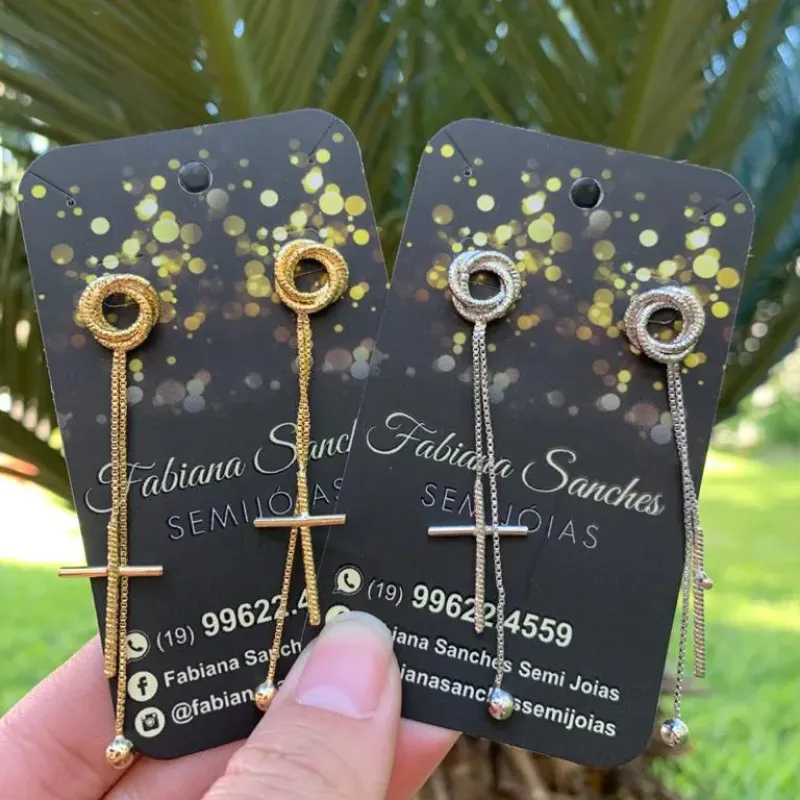 BRINCO MÉDIO FIOS ENROLADOS COM CRUZ PENDURADA E BOLINHA- BANHADO A OURO 18K BRINCO MÉDIO FIOS ENROLADOS COM CRUZ PENDURADA E BOLINHA- BANHADO A OURO 18K