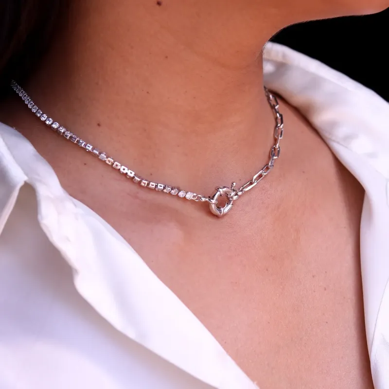 CHOKER MEIO A MEIO SENDO RIVIERA E CARTHIE COM FECHO BOIÁ- BANHADO A RÓDIO BRANCO CHOKER MEIO A MEIO SENDO RIVIERA E CARTHIE COM FECHO BOIÁ- BANHADO A RÓDIO BRANCO