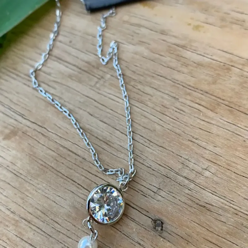 CONJUNTO ELO CARTHIE FINO COM PONTO DE LUZ ZIRCONIA E PÉROLA PENDURADA COM EXTENSOR- BANHADO  A RÓDIO BRANCO CONJUNTO ELO CARTHIE FINO COM PONTO DE LUZ ZIRCONIA E PÉROLA PENDURADA COM EXTENSOR- BANHADO  A RÓDIO BRANCO