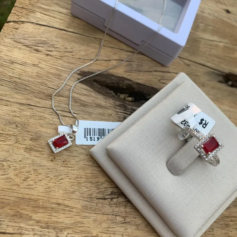 CONJUNTO  PEDRA CENTRAL QUADRADA VERMELHA COM PEDRAS LATERAL VENEZIANA- PRATA 925 CONJUNTO  PEDRA CENTRAL QUADRADA VERMELHA COM PEDRAS LATERAL VENEZIANA- PRATA 925