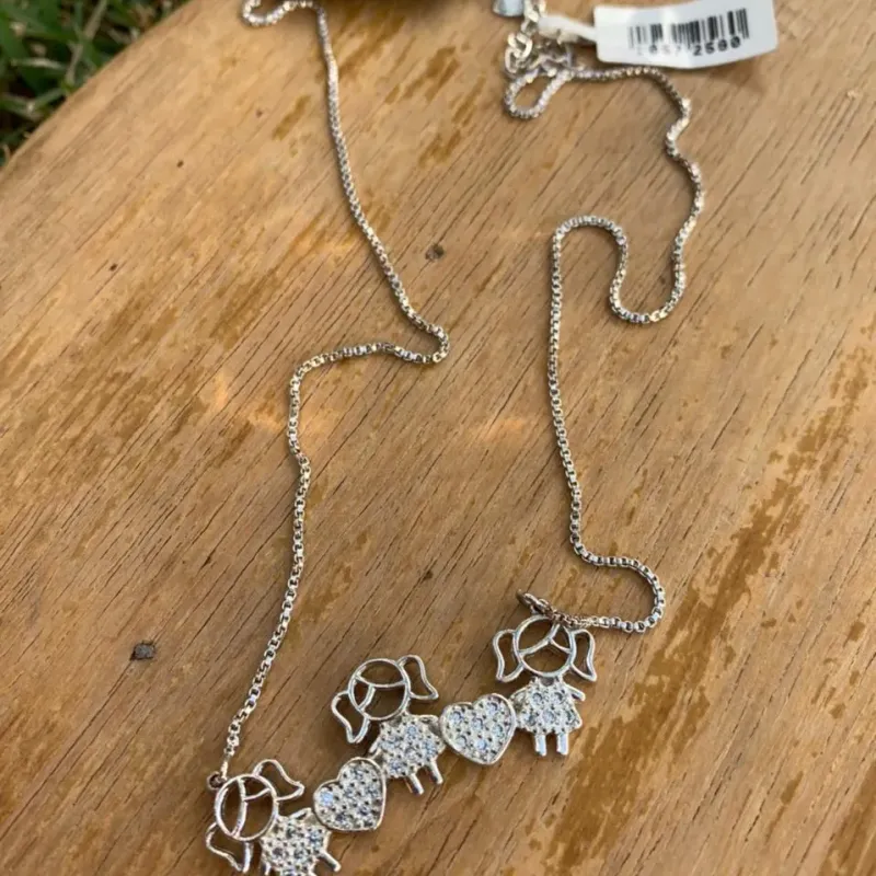 CORRENTE COM 3 MENINAS E CORAÇÃO ZIRCONIA COM EXTENSOR- BANHADA A RÓDIO BRANCO CORRENTE COM 3 MENINAS E CORAÇÃO ZIRCONIA COM EXTENSOR- BANHADA A RÓDIO BRANCO