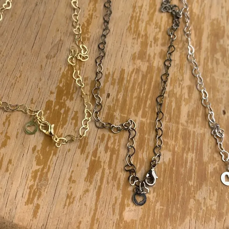 CORRENTE CUMPRIDA ELO CORAÇÕES VAZADO COM MINI MEDALHA REDONDA CORAÇÃO 80CM - BANHADO A OURO 18K CORRENTE CUMPRIDA ELO CORAÇÕES VAZADO COM MINI MEDALHA REDONDA CORAÇÃO 80CM - BANHADO A OURO 18K