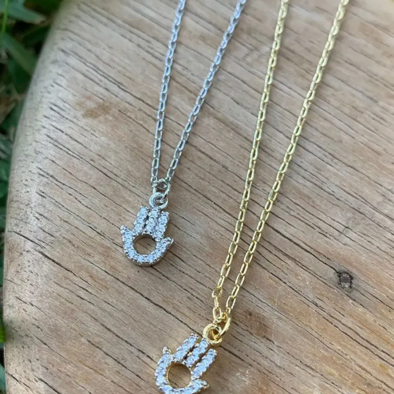 CORRENTE ELO CARTHIE FINO COM MÃO DE FÁTIMA PENDURADA CRAVEJADA PENDURADO COM EXTENSOR - BANHADO A RÓDIO BRANCO CORRENTE ELO CARTHIE FINO COM MÃO DE FÁTIMA PENDURADA CRAVEJADA PENDURADO COM EXTENSOR - BANHADO A RÓDIO BRANCO