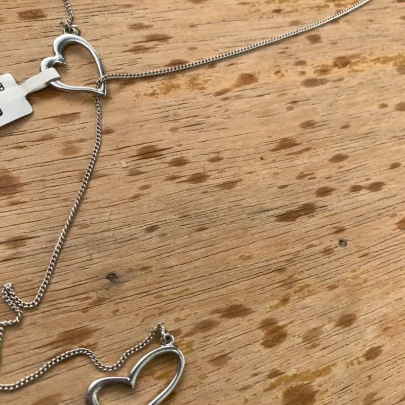 CORRENTE TRANSPASSADA  CORAÇÃO TORTO  1X1 - BANHADO A RÓDIO BRANCO CORRENTE TRANSPASSADA  CORAÇÃO TORTO  1X1 - BANHADO A RÓDIO BRANCO