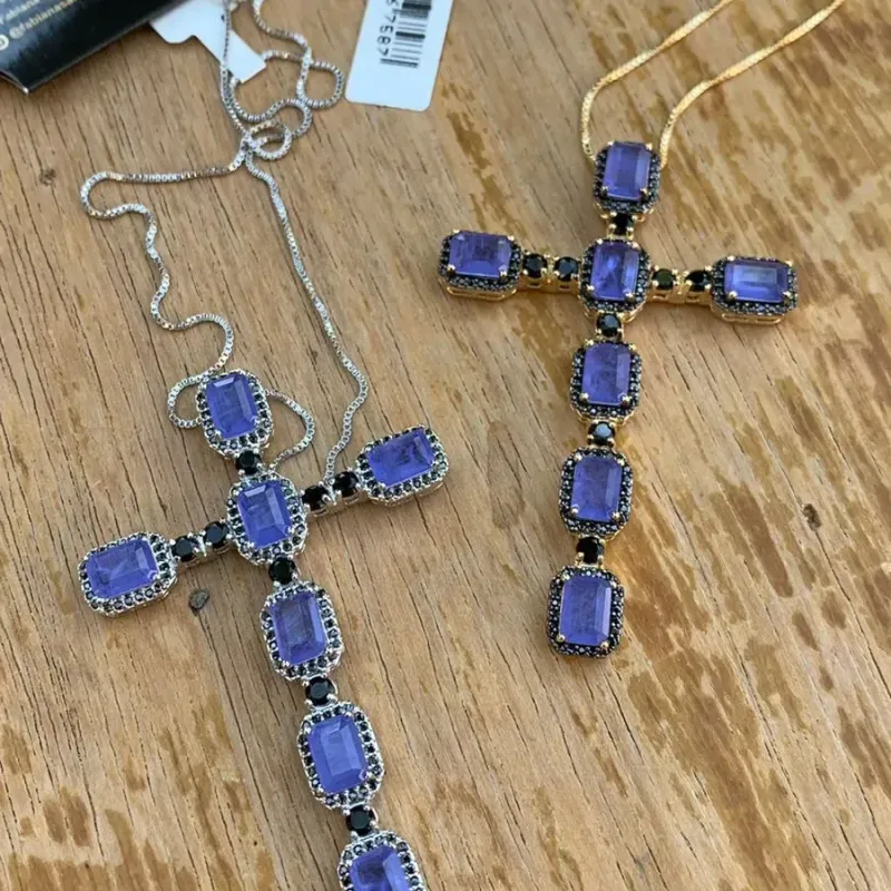 CORRENTE VENEZIANA COM CRUCIFIXO GRANDE PEDRA FUSION ROXA E ZIRCONIA NEGRA COM EXTENSOR- BANHADO A OURO 18K CORRENTE VENEZIANA COM CRUCIFIXO GRANDE PEDRA FUSION ROXA E ZIRCONIA NEGRA COM EXTENSOR- BANHADO A OURO 18K