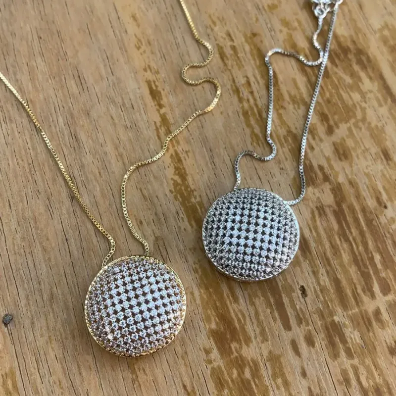 CORRENTE VENEZIANA COM PINGENTE REDONDO GRANDE CRAVEJADO DE ZIRCONIA CRISTAL COM EXTENSOR- BANHADO A OURO 18K CORRENTE VENEZIANA COM PINGENTE REDONDO GRANDE CRAVEJADO DE ZIRCONIA CRISTAL COM EXTENSOR- BANHADO A OURO 18K