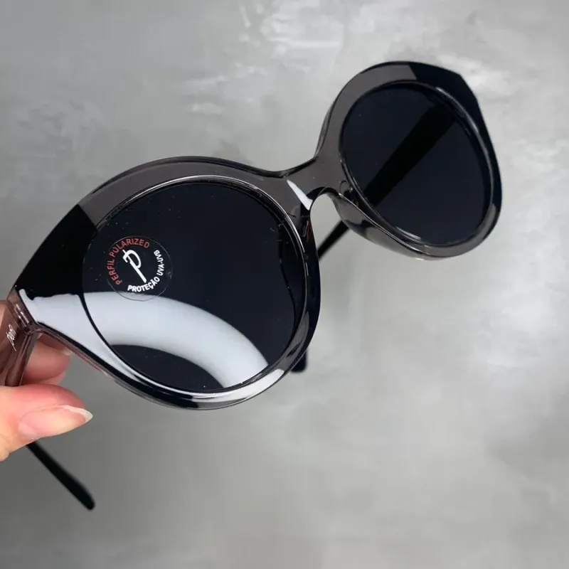 ÓCULOS FEMININO ARMAÇÃO DUO COLORS PRETO E CINZA TRASPA. -LENTE POLARIZADA ÓCULOS FEMININO ARMAÇÃO DUO COLORS PRETO E CINZA TRASPA. -LENTE POLARIZADA