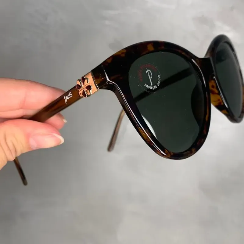 ÓCULOS FEMININO ARMAÇÃO GATINHO ANIMAL PRINT ASTE COM DETALHE EM FLOR VERME. -LENTE POLARIZADA ÓCULOS FEMININO ARMAÇÃO GATINHO ANIMAL PRINT ASTE COM DETALHE EM FLOR VERME. -LENTE POLARIZADA