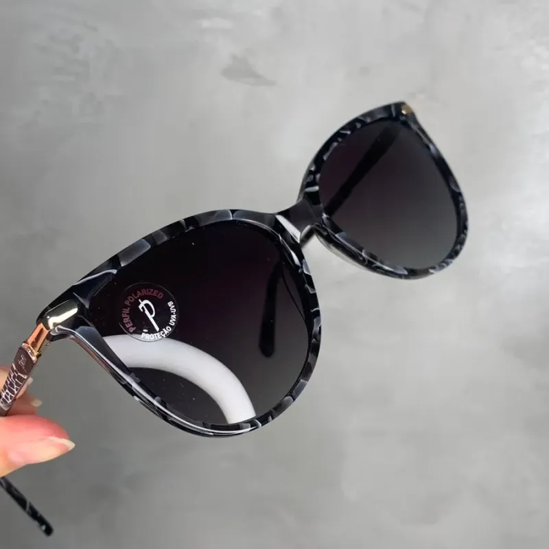 ÓCULOS FEMININO ARMAÇÃO MARMORIZADA PRETO,BRANCO E CINZA-LENTE POLARIZADA ÓCULOS FEMININO ARMAÇÃO MARMORIZADA PRETO,BRANCO E CINZA-LENTE POLARIZADA