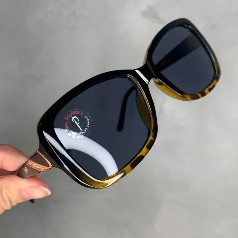 ÓCULOS FEMININO ARMAÇÃO PRETA E ANIMAL PRINT ASTE COM DETALHE DOURADO-LENTE POLARIZADA ÓCULOS FEMININO ARMAÇÃO PRETA E ANIMAL PRINT ASTE COM DETALHE DOURADO-LENTE POLARIZADA