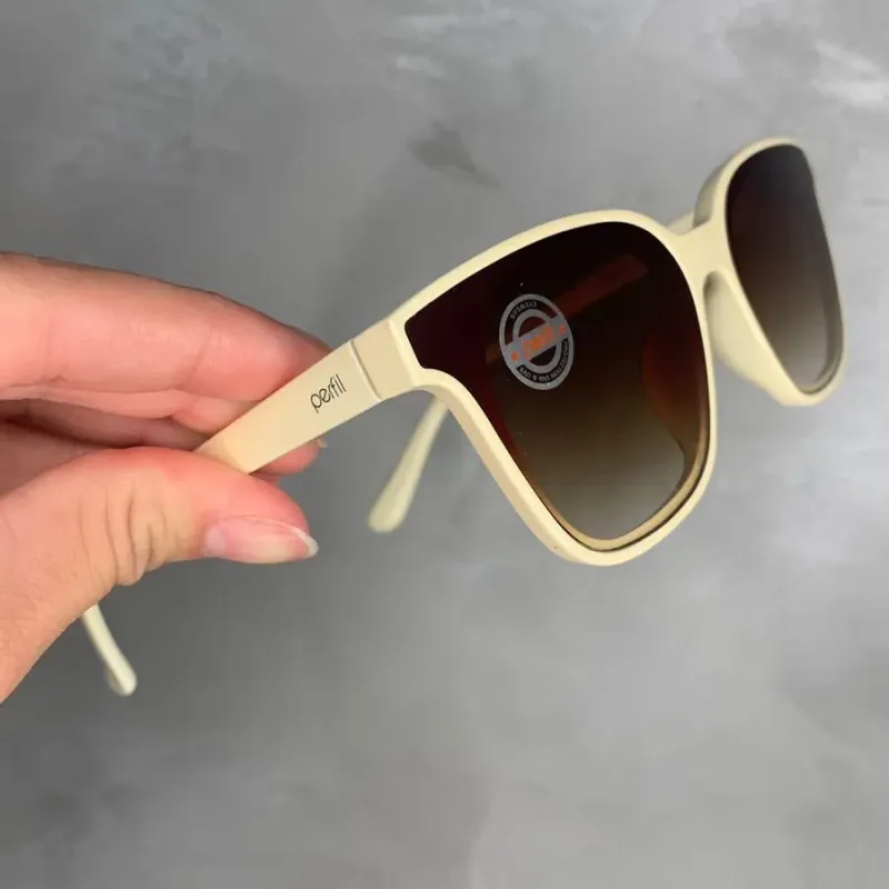 ÓCULOS FEMININO ARMAÇÃO QUADRADA BEGE LENTE DEGRADE  -LENTE NÃO POLARIZADA ÓCULOS FEMININO ARMAÇÃO QUADRADA BEGE LENTE DEGRADE  -LENTE NÃO POLARIZADA