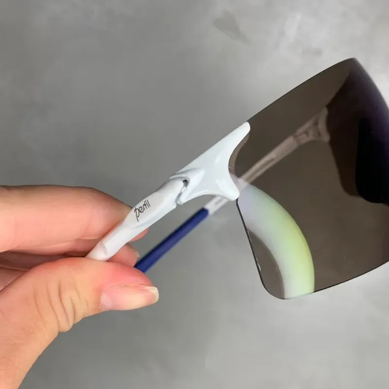 OCULOS MASCULINO ESPORTIVO ASTE BRANCO LENTE ESPELHADA AZUL- LENTE NÃO POLARIZADA OCULOS MASCULINO ESPORTIVO ASTE BRANCO LENTE ESPELHADA AZUL- LENTE NÃO POLARIZADA