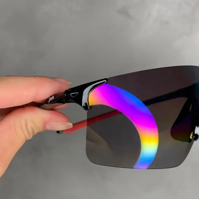 OCULOS MASCULINO ESPORTIVO ASTE PRETO E VERMELHO LENTE ESPELHADA COLORS- LENTE NÃO POLARIZADA OCULOS MASCULINO ESPORTIVO ASTE PRETO E VERMELHO LENTE ESPELHADA COLORS- LENTE NÃO POLARIZADA