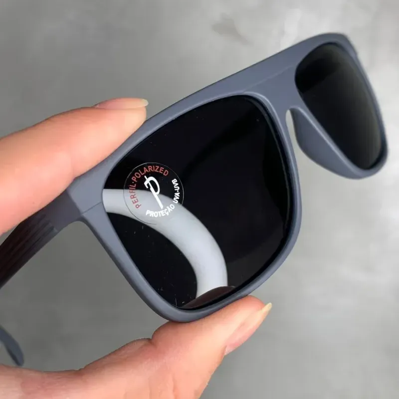 ÓCULOS MASCULINO QUADRADO ARMAÇÃO CINZA FOSCO, ASTE FOSCA COM 3 LINHAS- LENTE POLARIZADA ÓCULOS MASCULINO QUADRADO ARMAÇÃO CINZA FOSCO, ASTE FOSCA COM 3 LINHAS- LENTE POLARIZADA