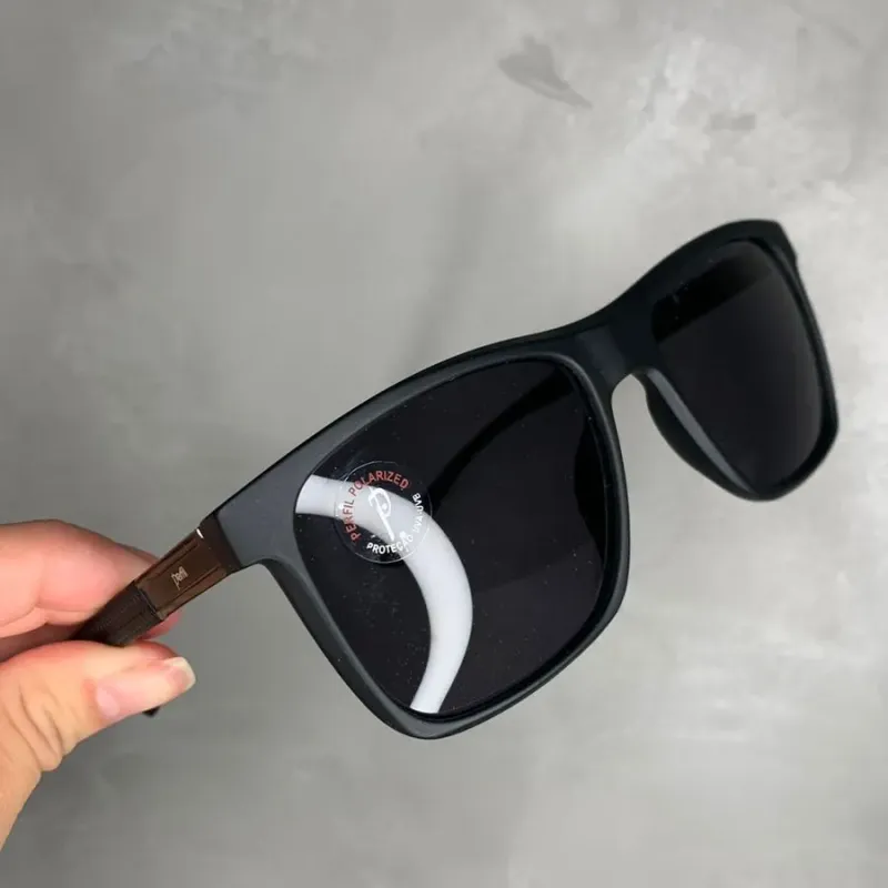OCULOS MASCULINO QUADRADO ARMAÇÃO PRETO FOSCO, ASTE TRABALHADA    - LENTE POLARIZADA OCULOS MASCULINO QUADRADO ARMAÇÃO PRETO FOSCO, ASTE TRABALHADA    - LENTE POLARIZADA