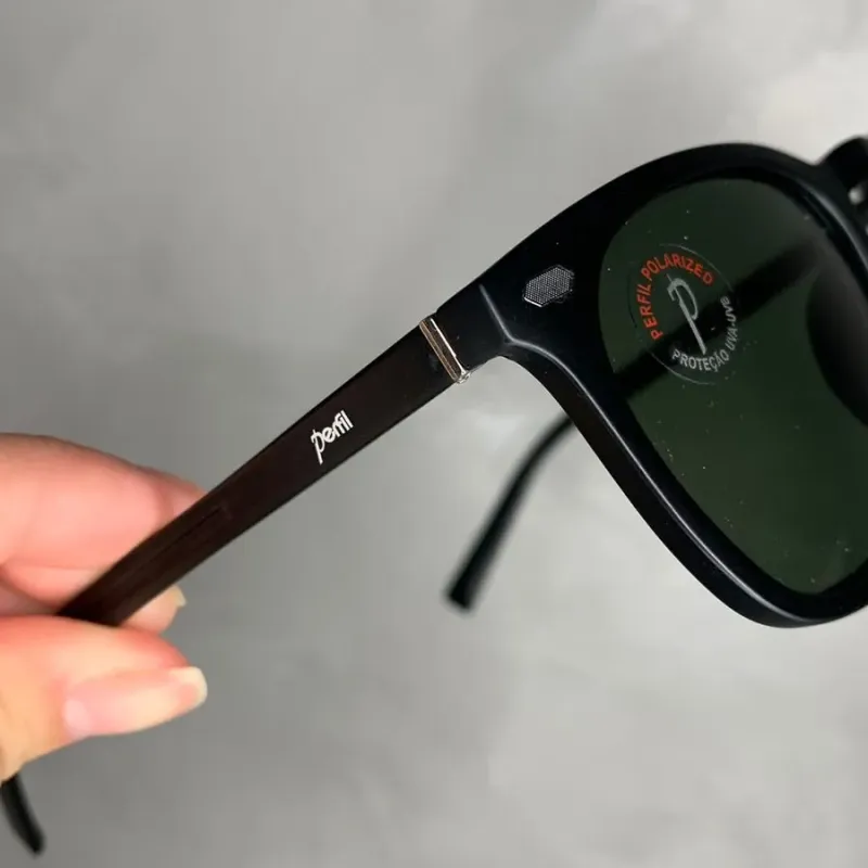 ÓCULOS UNISEX QUADRADO ARMAÇÃO PRETO BRILHANTE ASTE EM FERRO- LENTE POLARIZADA ÓCULOS UNISEX QUADRADO ARMAÇÃO PRETO BRILHANTE ASTE EM FERRO- LENTE POLARIZADA