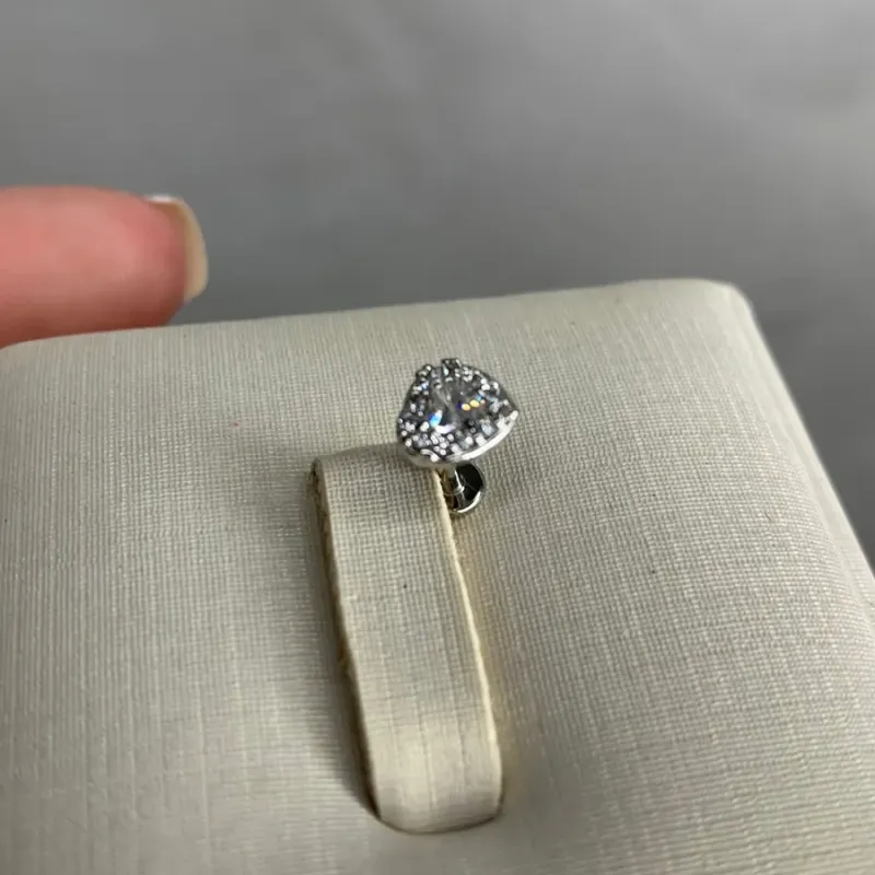 PIERCING CORAÇÃO ZIRCONIA HASTE 6MM ROSCA  - BANHADO A RÓDIO BRANCO PIERCING CORAÇÃO ZIRCONIA HASTE 6MM ROSCA  - BANHADO A RÓDIO BRANCO