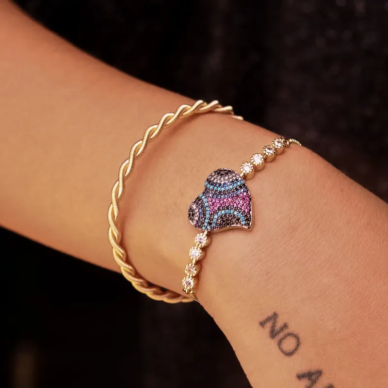 PULSEIRA GRAVATINHA REGULÁVEL COM PINGENTE CORAÇÃO ZIRCONIA COLORS E PONTO DE LUZ - BANHADO A OURO 18K PULSEIRA GRAVATINHA REGULÁVEL COM PINGENTE CORAÇÃO ZIRCONIA COLORS E PONTO DE LUZ - BANHADO A OURO 18K