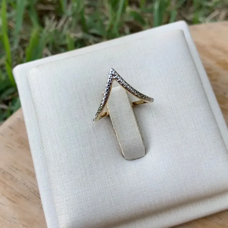 ANEL DESENHO V CRAVEJADO ZIRCONIA CRISTAL Nº08- BANHADO A OURO 18K ANEL DESENHO V CRAVEJADO ZIRCONIA CRISTAL Nº08- BANHADO A OURO 18K