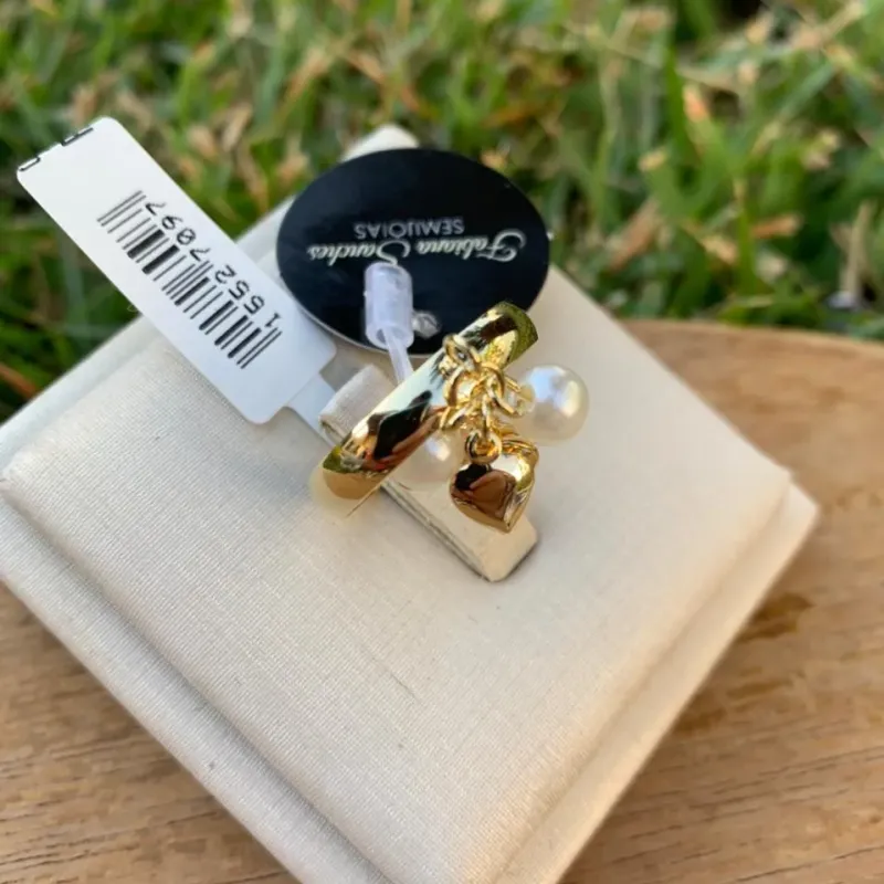 ANEL LISO COM PENDURICALHO PÉROLA E CORAÇÃO Nª18  - BANHADO A OURO 18K ANEL LISO COM PENDURICALHO PÉROLA E CORAÇÃO Nª18  - BANHADO A OURO 18K