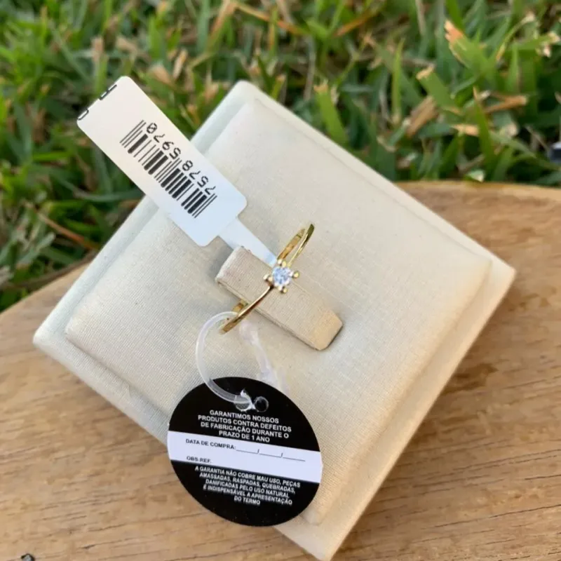 ANEL SOLITÁRIO BASE FINA  PEDRA CENTRAL QUADRADA 4 GARRAS   Nª17-  BANHADO A OURO 18K ANEL SOLITÁRIO BASE FINA  PEDRA CENTRAL QUADRADA 4 GARRAS   Nª17-  BANHADO A OURO 18K