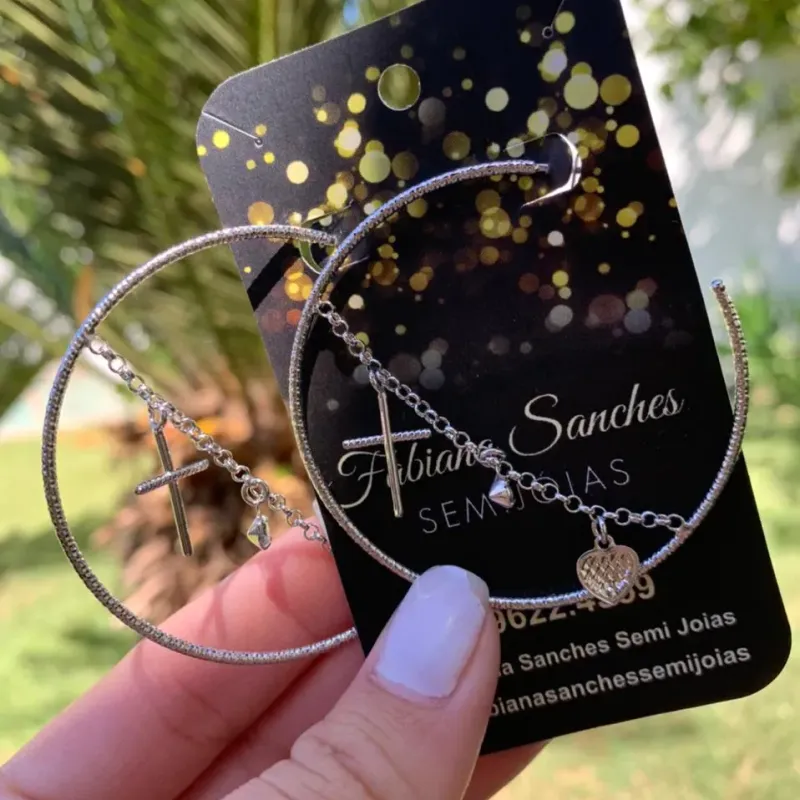 ARGOLA TRABALHADA COM CORRENTE ELO PORTUGUÊS  FINO COM CRUZ,CORAÇÃO,PINGO DE LUZ PENDURADO - BANHADO A RÓDIO BRANCO ARGOLA TRABALHADA COM CORRENTE ELO PORTUGUÊS  FINO COM CRUZ,CORAÇÃO,PINGO DE LUZ PENDURADO - BANHADO A RÓDIO BRANCO