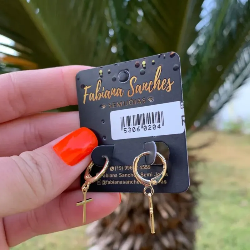 BRINCO ARGOLA COM PENDURICALHO CRUZ PALITO PEQUENA - BANHADO A OURO 18K BRINCO ARGOLA COM PENDURICALHO CRUZ PALITO PEQUENA - BANHADO A OURO 18K