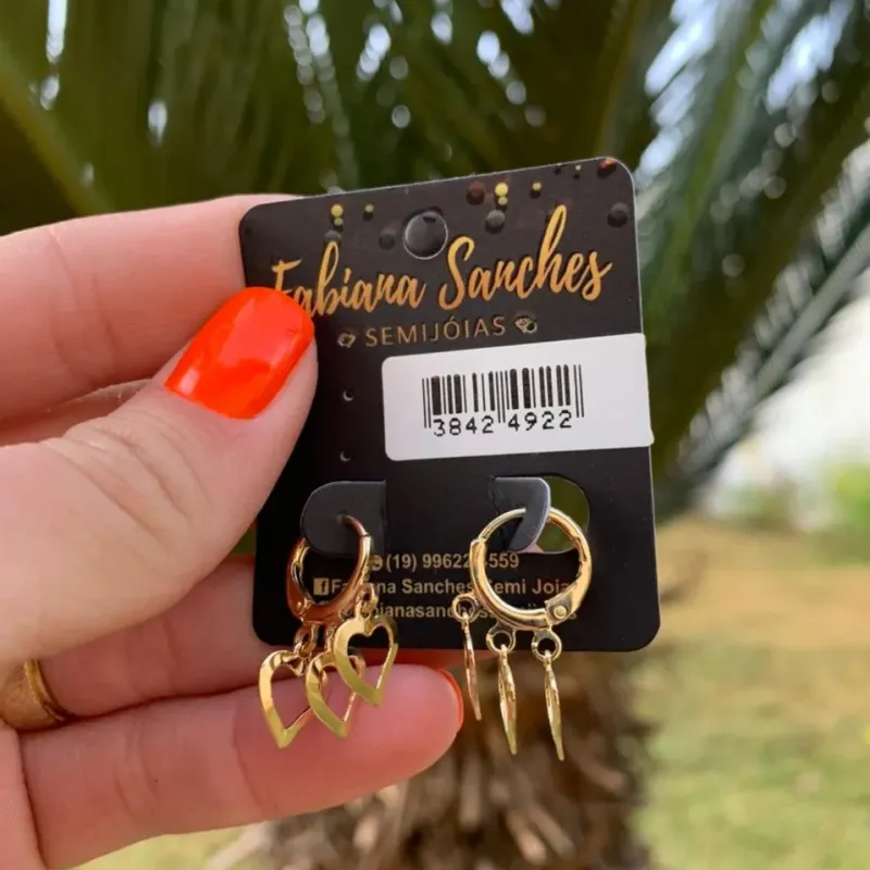 BRINCO ARGOLA COM PENDURICALHO TRIPLO CORAÇÃO VAZADO - BANHADO A OURO 18K BRINCO ARGOLA COM PENDURICALHO TRIPLO CORAÇÃO VAZADO - BANHADO A OURO 18K