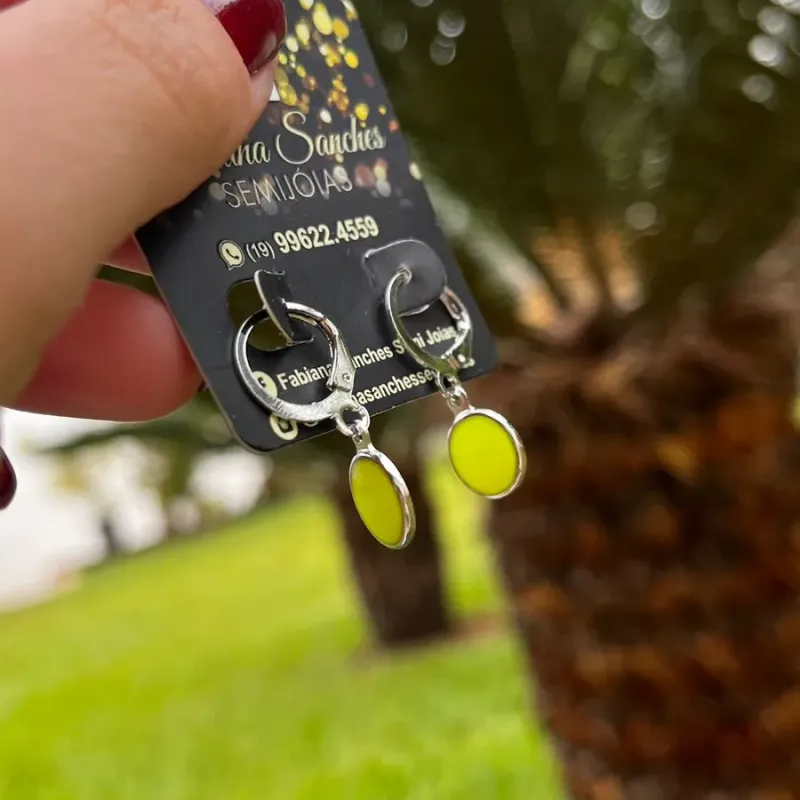 BRINCO ARGOLA PENDURADO BOLA AMARELO NEON - BANHADO A RÓDIO BRANCO BRINCO ARGOLA PENDURADO BOLA AMARELO NEON - BANHADO A RÓDIO BRANCO