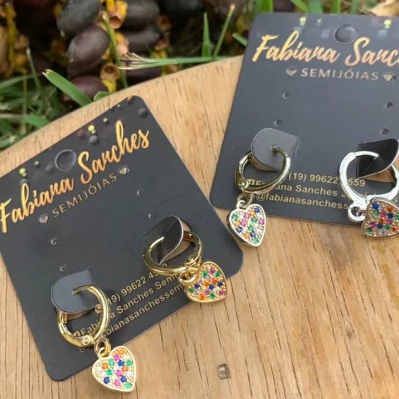 BRINCO ARGOLINHA COM CORAÇÃO PENDURICALHO E ZIRCONIA COLORS CRAVEJADA. -  BANHADO A RÓDIO BRANCO BRINCO ARGOLINHA COM CORAÇÃO PENDURICALHO E ZIRCONIA COLORS CRAVEJADA. -  BANHADO A RÓDIO BRANCO