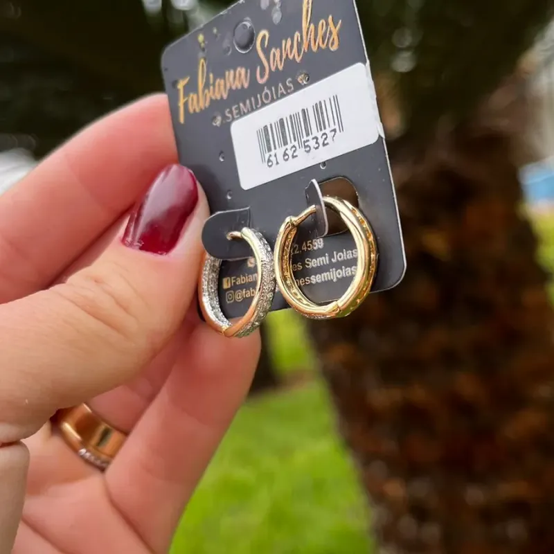 BRINCO ARGOLINHA MÉDIA COM ZIRCONIA CRISTAL CRAVEJADA- BANHADO A OURO 18K BRINCO ARGOLINHA MÉDIA COM ZIRCONIA CRISTAL CRAVEJADA- BANHADO A OURO 18K