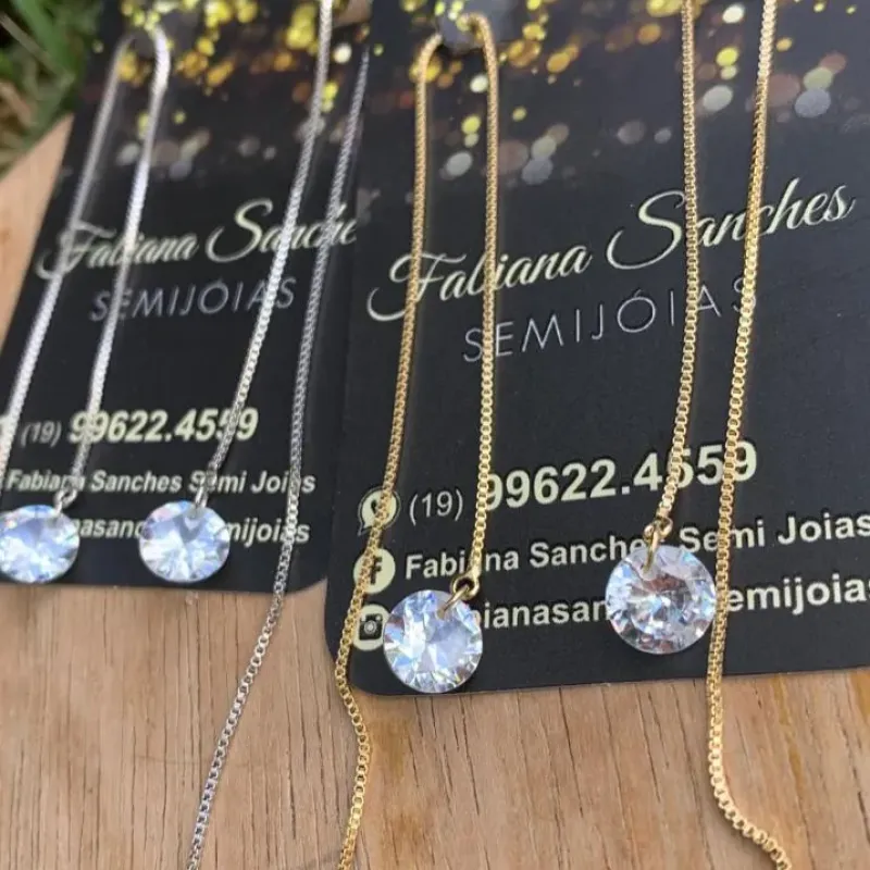 BRINCO MÉDIO CORRENTE VENEZIANA COM PALITO LISO E PONTO DE LUZ CRISTAL DUPLO - BANHADO A OURO 18K BRINCO MÉDIO CORRENTE VENEZIANA COM PALITO LISO E PONTO DE LUZ CRISTAL DUPLO - BANHADO A OURO 18K