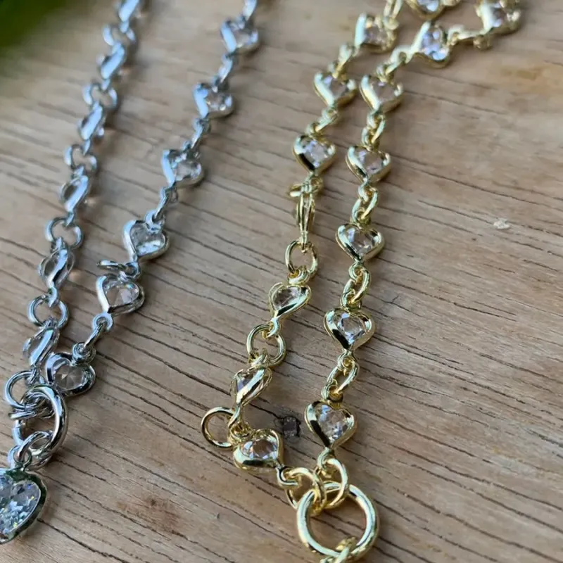 CHOKER CORAÇÕES CRISTAIS EM ACRÍLICO COM CORAÇÃO PENDURADO - BANHADO A OURO 18K CHOKER CORAÇÕES CRISTAIS EM ACRÍLICO COM CORAÇÃO PENDURADO - BANHADO A OURO 18K