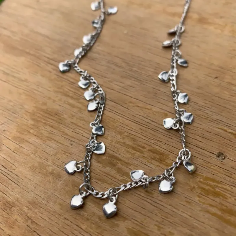 CHOKER MEDALHAS CORAÇÃO PEQUENO 3X1 COM EXTENSOR - BANHADO A RÓDIO BRANCO CHOKER MEDALHAS CORAÇÃO PEQUENO 3X1 COM EXTENSOR - BANHADO A RÓDIO BRANCO