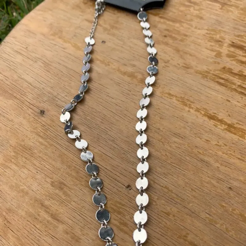 CHOKER MEDALHAS ÚNICAS JUNTAS COM EXTENSOR- BANHADO A RÓDIO BRANCO CHOKER MEDALHAS ÚNICAS JUNTAS COM EXTENSOR- BANHADO A RÓDIO BRANCO