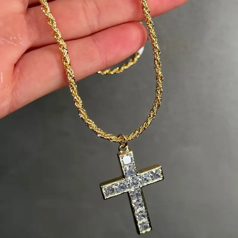 CORRENTE CRUCIFIXO COM ZIRCONIA QUADRADA E CORDÃO BAIANO- BANHADO A OURO 18K CORRENTE CRUCIFIXO COM ZIRCONIA QUADRADA E CORDÃO BAIANO- BANHADO A OURO 18K