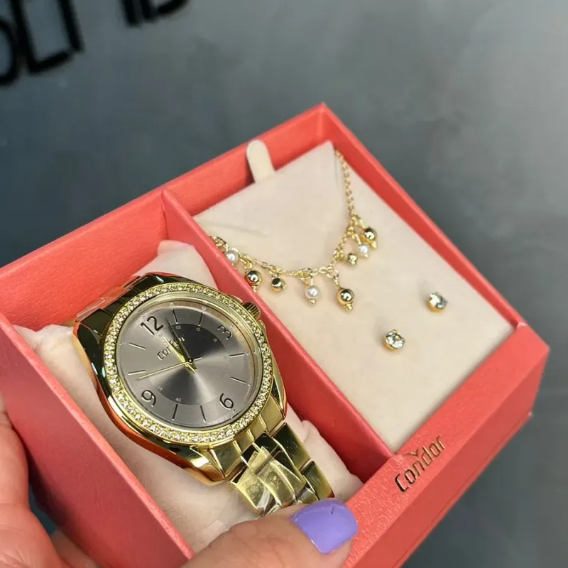 RELÓGIO CONDOR DOURADO INTERIOR CINZA COM ZIRCONIA CRISTAL, ACOMPANHA ACESSÓRIOS PULSEIRA E BRINCO - COR OURO RELÓGIO CONDOR DOURADO INTERIOR CINZA COM ZIRCONIA CRISTAL, ACOMPANHA ACESSÓRIOS PULSEIRA E BRINCO - COR OURO