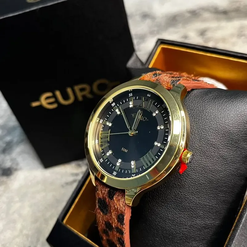 RELÓGIO EURO DOURADO COM INTERIOR PRETO PULSEIRA ONÇA PELUDINHA - COR OURO RELÓGIO EURO DOURADO COM INTERIOR PRETO PULSEIRA ONÇA PELUDINHA - COR OURO