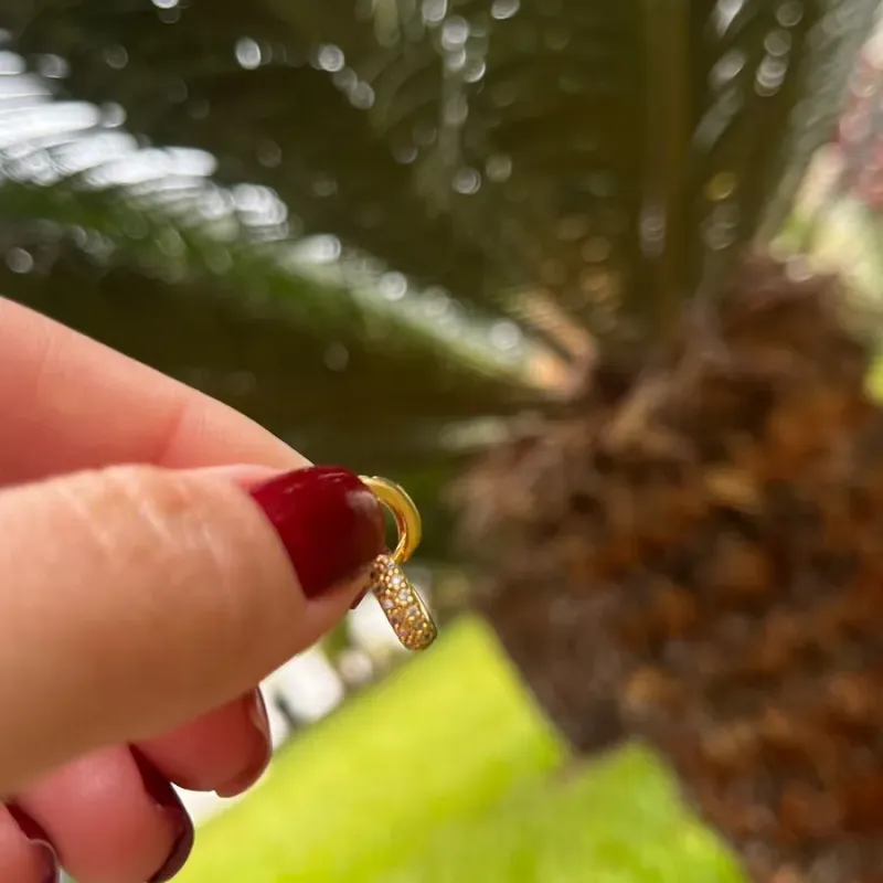 BRINCO ARGOLA CRAVEJADO ZIRCONIA PEQUENA 2 FILEIRAS CRISTAL- BANHADO A OURO 18K BRINCO ARGOLA CRAVEJADO ZIRCONIA PEQUENA 2 FILEIRAS CRISTAL- BANHADO A OURO 18K