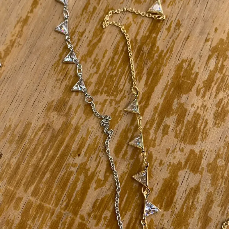 CORRENTE CUMPRIDA ELO PORTUGUÊS EXTRA FINO COM TRIÂNGULOS ZIRCONIA 80CM COM EXTENSOR- BANHADO A OURO 18K CORRENTE CUMPRIDA ELO PORTUGUÊS EXTRA FINO COM TRIÂNGULOS ZIRCONIA 80CM COM EXTENSOR- BANHADO A OURO 18K