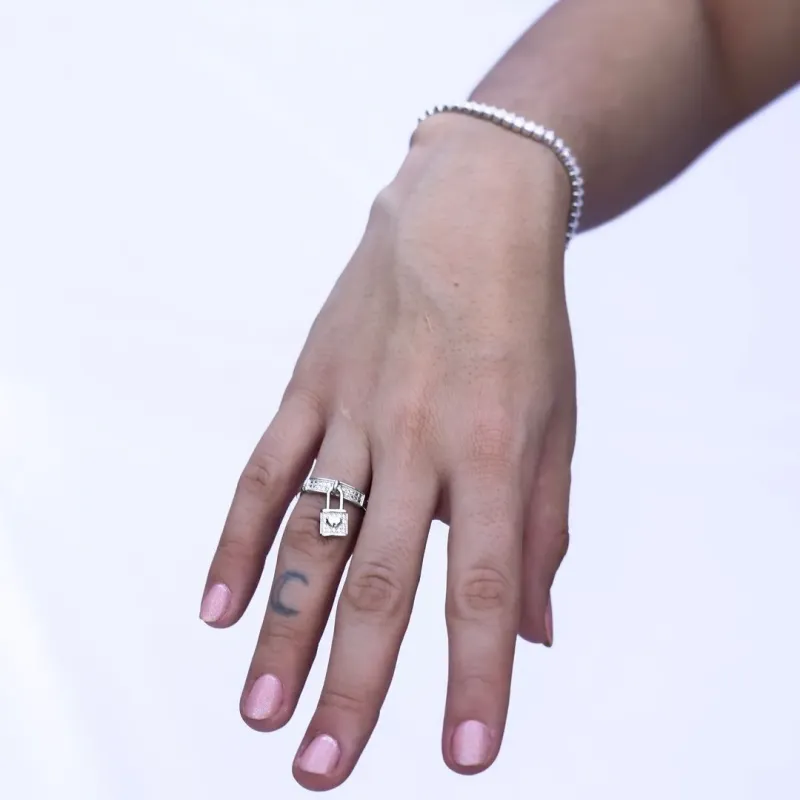 ANEL CADEADO PENDURADO COM ZIRCONIA Nª17 - BANHADO A RÓDIO BRANCO ANEL CADEADO PENDURADO COM ZIRCONIA Nª17 - BANHADO A RÓDIO BRANCO