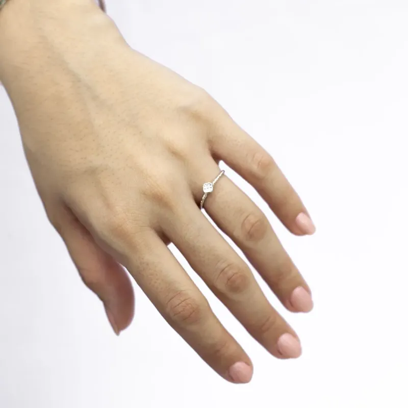 ANEL SOLITÁRIO ZIRCONIA QUADRADO COM MICRO ZIRCONIA ARO TRABALHADO Nº13  - BANHADO A RÓDIO BRANCO ANEL SOLITÁRIO ZIRCONIA QUADRADO COM MICRO ZIRCONIA ARO TRABALHADO Nº13  - BANHADO A RÓDIO BRANCO